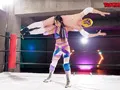 巨乳美女の激烈な戦い、リングで繰り広げられるエロティックな電気。 サンプル1